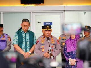 Kapolri Listyo Sigit Kunjungi Korban Ledakan SMAN 72 di RSI Cempaka Putih
