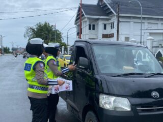 Berburu Berkah Ramadhan, Ditlantas Polda Sulbar Bagi-bagi Takjil dan Ajak Pengendara Tetap Tertib Berkendara
