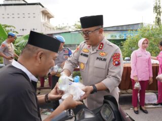 Kapolda Sulbar Bersama Bhayangkari Bagikan Paket Takjil, Sentuhan Kasih Berkah Ramadan