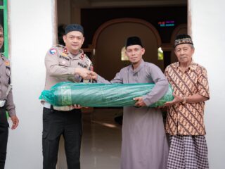 Berburu Berkah Ramadan, PJR Ditlantas Polda Sulbar Gelar Bakti Sosial di Masjid Nurul Hilal