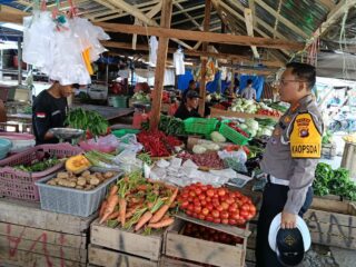 Dirlantas Polda Sulbar Tinjau Harga Pangan di Pasar Mamuju, Sekaligus Bantu Pedagang Kecil