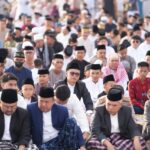 Momen Idul Fitri: Kepala Biro Pemkesra Sulbar Melaksanakan Shalat Bersama Gubernur di Anjungan Pantai Manakarra