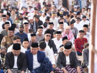 Momen Idul Fitri: Kepala Biro Pemkesra Sulbar Melaksanakan Shalat Bersama Gubernur di Anjungan Pantai Manakarra