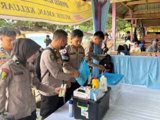 Tim Dokpol Polda Sulbar Disiagakan di Lokasi Wisata, Waspadai Bahaya Ubur-ubur