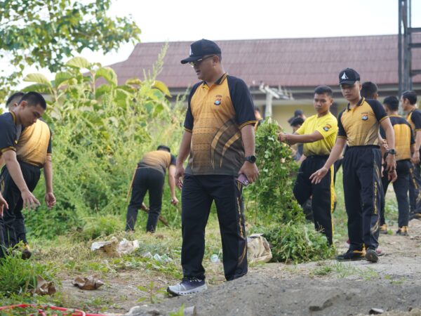 Hijaukan Lingkungan, Polda Sulbar Laksanakan Kerja Bakti dan Penanaman Pohon