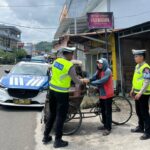 Hangatkan Jumat Berkah, Ditlantas Polda Sulbar Santuni Ojol, Tukang Becak, dan Parkir
