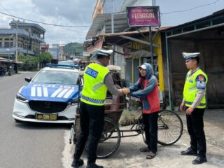 Hangatkan Jumat Berkah, Ditlantas Polda Sulbar Santuni Ojol, Tukang Becak, dan Parkir