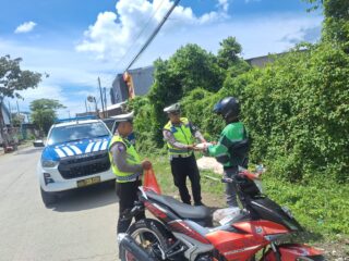 Polantas Sulbar Hadirkan Senyum di Jumat Berkah Lewat Aksi Berbagi Makanan