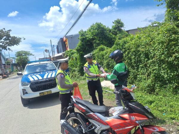 Polantas Sulbar Hadirkan Senyum di Jumat Berkah Lewat Aksi Berbagi Makanan
