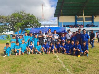 Dorong Talenta Muda, PSSI Sulawesi Barat Serahkan Bantuan Bola di Majene