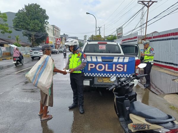 Wujud Kepedulian Sosial, Ditlantas Polda Sulbar Gelar Jumat Berkah dan Berbagi Makanan Gratis