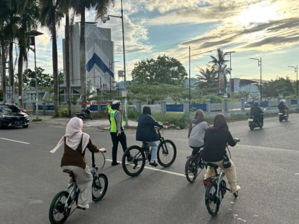 Hadir di Tengah Kepadatan, Ditlantas Polda Sulbar Berikan Pelayanan Terbaik bagi Pengguna Jalan