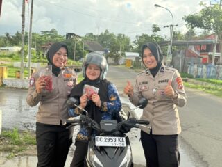 Panen P2L Dimanfaatkan untuk Warga, Ditlantas Polda Sulbar Bagikan Sayuran kepada Pengendara Tertib