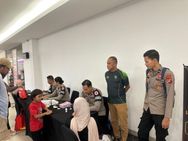 Polri Peduli Kesehatan Masyarakat, Biddokkes Polda Sulbar Gelar Pemeriksaan Gratis di Mall Matos