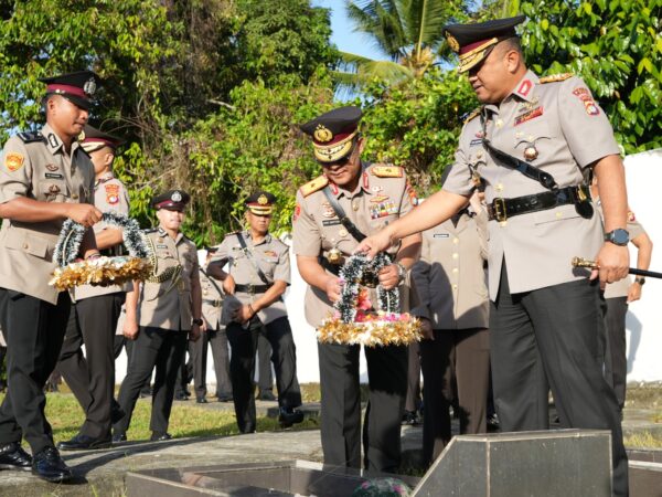 Hari Bhayangkara ke-80, Kapolda Sulbar Tabur Bunga dan Doakan Para Pahlawan di Pattidi