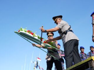 Kapolda Sulbar Pimpin Upacara Tabur Bunga di Perairan, Warisi Semangat Pengabdian Pendahulu