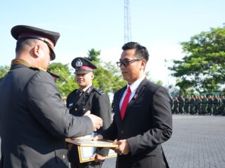 Kapolda Sulbar Berikan Penghargaan atas Dedikasi, Inovasi, dan Prestasi Personel Polri