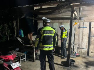 Patroli Malam Humanis, Polantas Polda Sulbar Sampaikan Edukasi Keselamatan kepada Warga