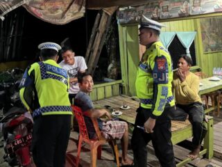 Polantas Polda Sulbar Sambangi Warga Saat Patroli Malam, Sampaikan Pesan Kamtibmas dan Keselamatan