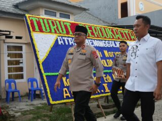 Penuh Haru, Kapolda Sulbar Sampaikan Penghormatan Terakhir kepada Aipda Andi Marjan