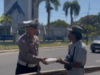 Tak Sekadar Jaga Lalu Lintas, Ditlantas Polda Sulbar Hadir Berbagi Berkah di Hari Jumat