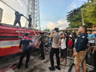 Kebakaran Hanguskan Dua Rumah di Polewali, Polres Polman Pasang Garis Polisi