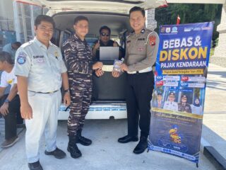 Tak Perlu ke Kantor Samsat, SAMKEL Ditlantas Polda Sulbar Layani Warga Kampung Nelayan