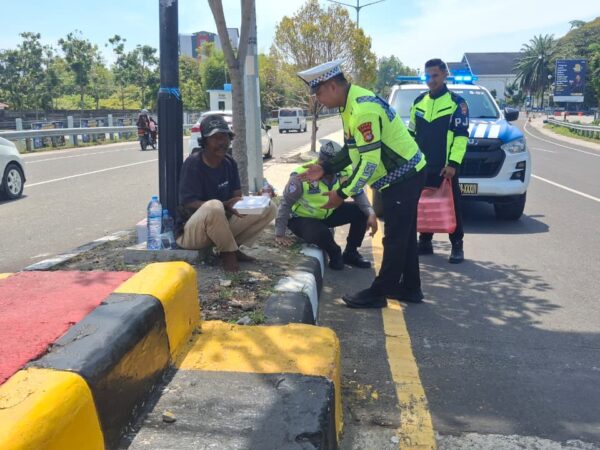 Hadir dengan Empati, Polantas Karib Salurkan Makanan Gratis Lewat Program Jumat Berkah