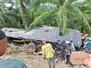 Kecelakaan Maut di Karossa, Bus Bawa 12 Orang Terperosok ke Kebun Sawit