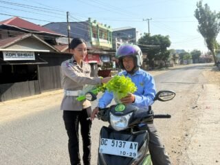 Polantas Sulbar Bagi Sayur Segar kepada Pengendara yang Tertib Berlalu Lintas