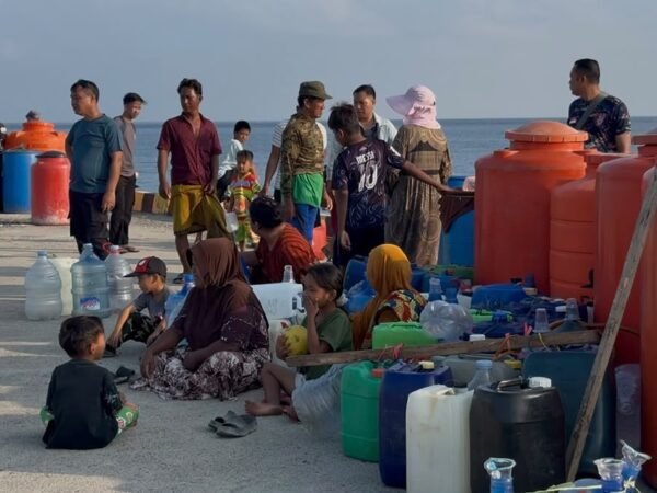 Jawab Krisis Air Bersih, Kapolda Sulbar Kirim 30 Ton Air ke Warga Pulau Ambo