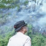 Bukit Kalubibing Terbakar, Kapolda Sulbar Turun Langsung Kendalikan Api