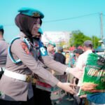 Tak Sekadar Menjaga Disiplin, Bid Propam Polda Sulbar Berbagi Sembako kepada Tukang Becak