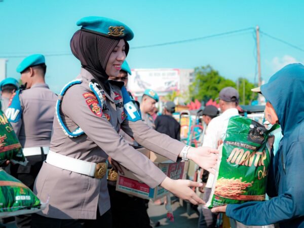Tak Sekadar Menjaga Disiplin, Bid Propam Polda Sulbar Berbagi Sembako kepada Tukang Becak